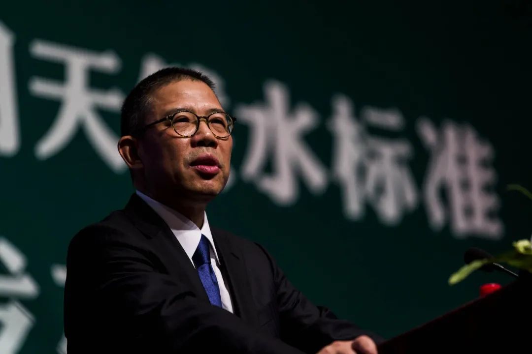 股价高开低走!今天,他当了半小时中国首富