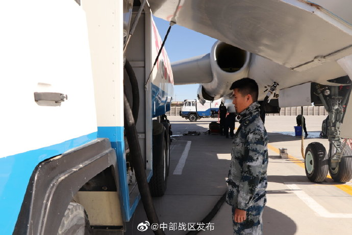 中部战区空军高原驻训,轰6、运20同框
