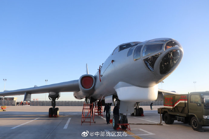 中部战区空军高原驻训,轰6、运20同框