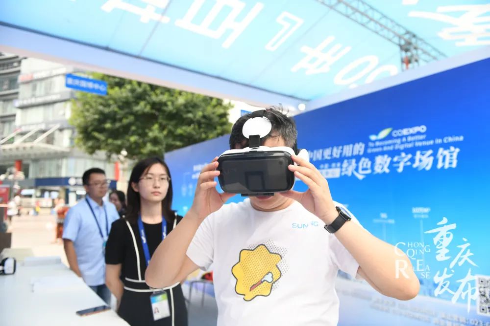 市民戴上VR眼镜,感觉绿色数字场馆。邹乐 摄