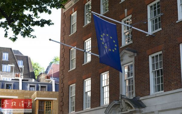 资料图片:5月28日,在英国伦敦的欧洲议会驻英国联络办公室前,悬挂着欧盟旗帜,英国国旗不再悬挂(“脱欧”前左边旗杆悬挂英国国旗)。(新华社)