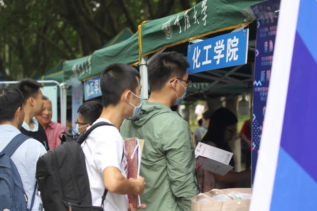 新生报到 邹乐 摄