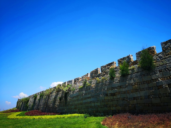 丽江宝山石头城 探秘巨石上的古村落