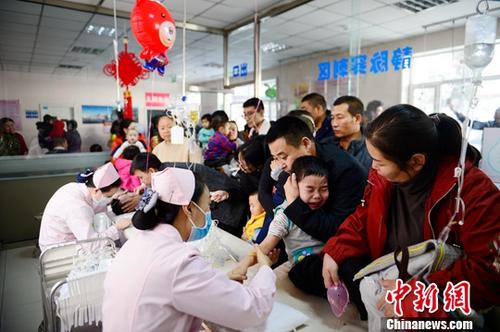 资料图:流感高发期,医院儿童患者增多。中新社记者 刘文华 摄