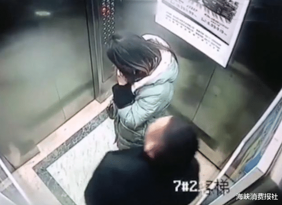 尿人口里_四川一男子在电梯里撒尿,边尿还边往女子身边蹭,迟迟不肯提裤