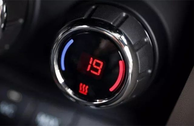 为什么有的车在冬天要用纸板把水箱挡住？能加快热车速度吗？