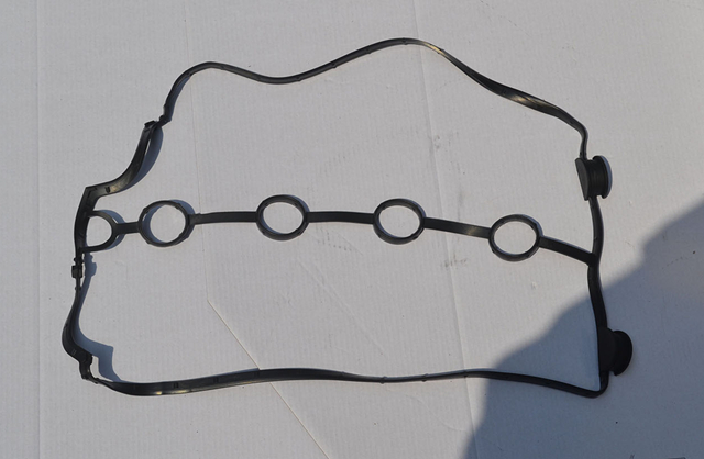 火花塞安装孔里有机油是怎么回事？有什么影响？