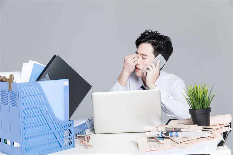 职场潜规则解析 领导不炒偷懒同事的真相