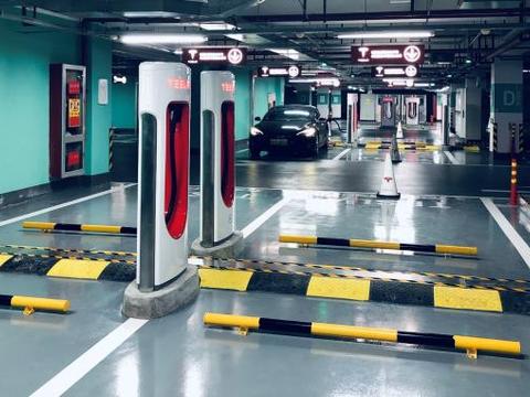 全球最大！拥有72个超充桩 上海迎特斯拉新超充站