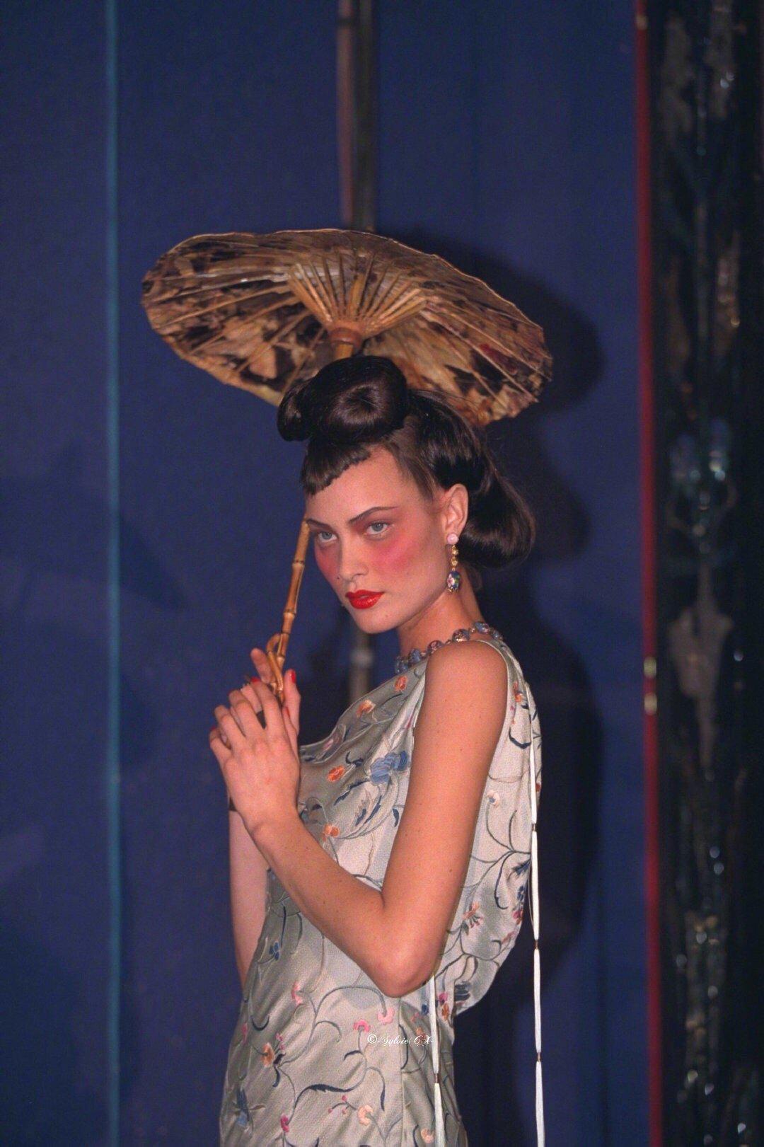 【Christian Dior Fall/Winter 1997】【海盗爷初执掌迪奥经典秀场 融入中国旗袍元素】 - 哔哩哔哩