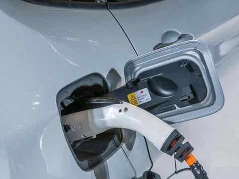 特斯拉大降16万引热议,蔚来迅速回应,网友：这话应该早点说!