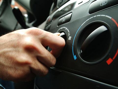 汽车空调不凉是该充氟了吗？多久充一次氟？