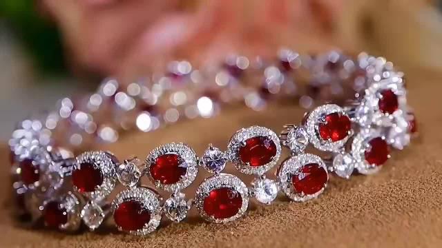 浓艳红宝石18K金手链 晶体干净，鸽血红配精美钻石 相映成辉…………