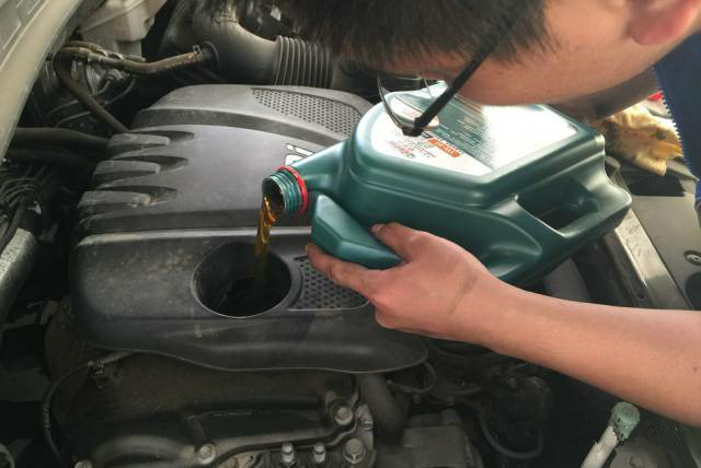 每次保养都剩一点机油，能带走下次再用吗？