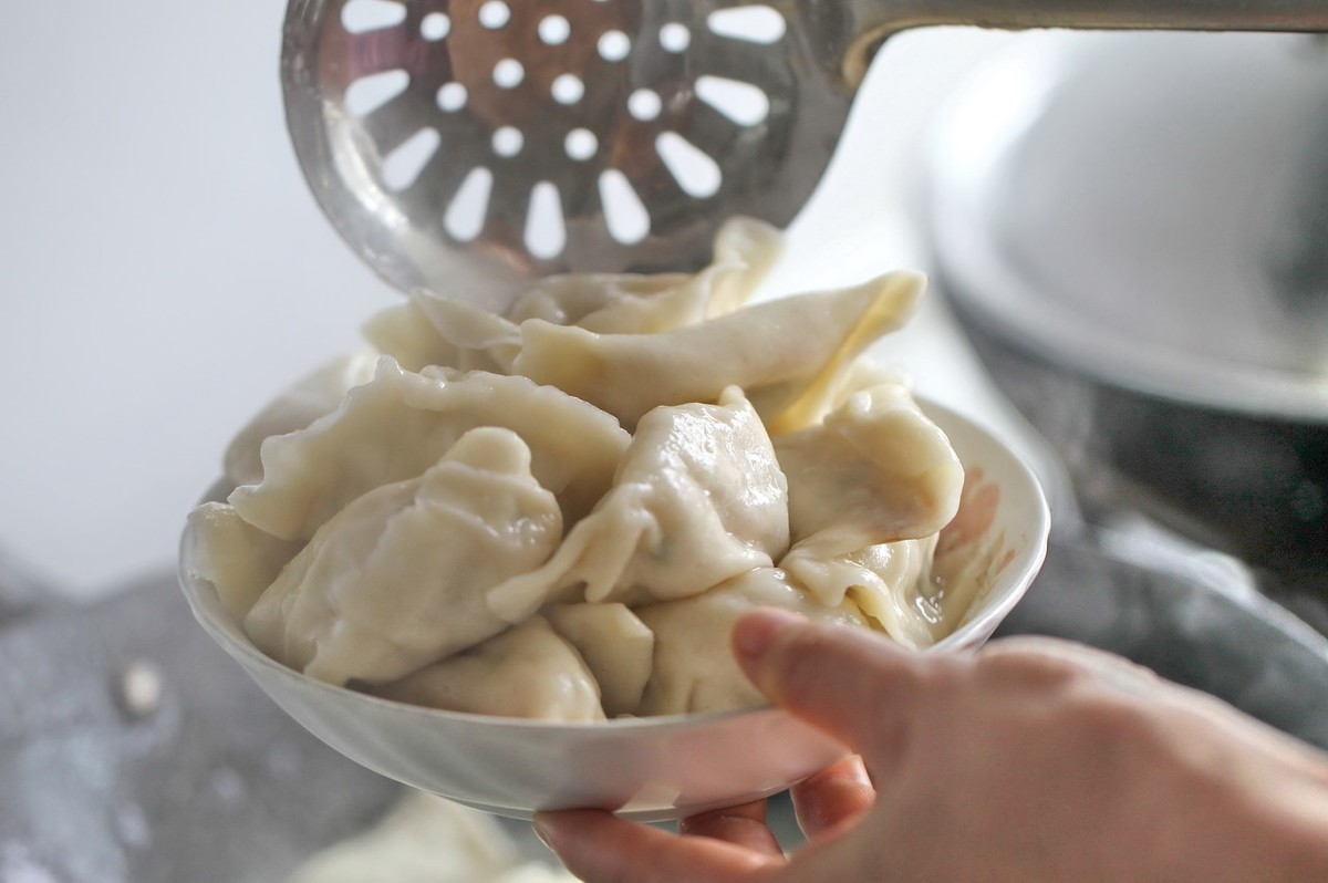 这才是煮饺子的正确方法,牢记这4点,保证饺子不粘锅不