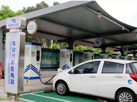 男子蹲在充电桩旁嗑瓜子，一脸无奈抱怨：只恨当初买了新能源汽车