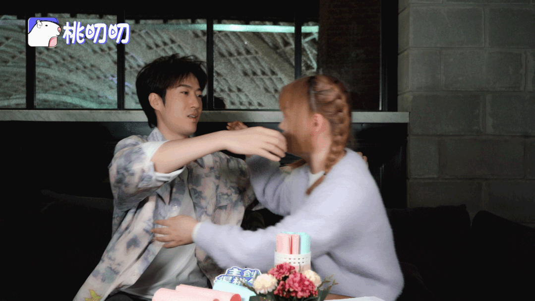 《温暖的抱抱》的主题,桃妹大胆索要了电影女主角李沁同款拥抱