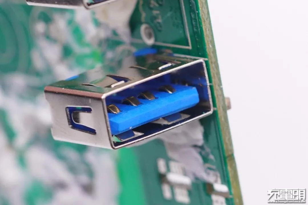 全功能usb-c口 1af0-kherpxy0026548.jpg