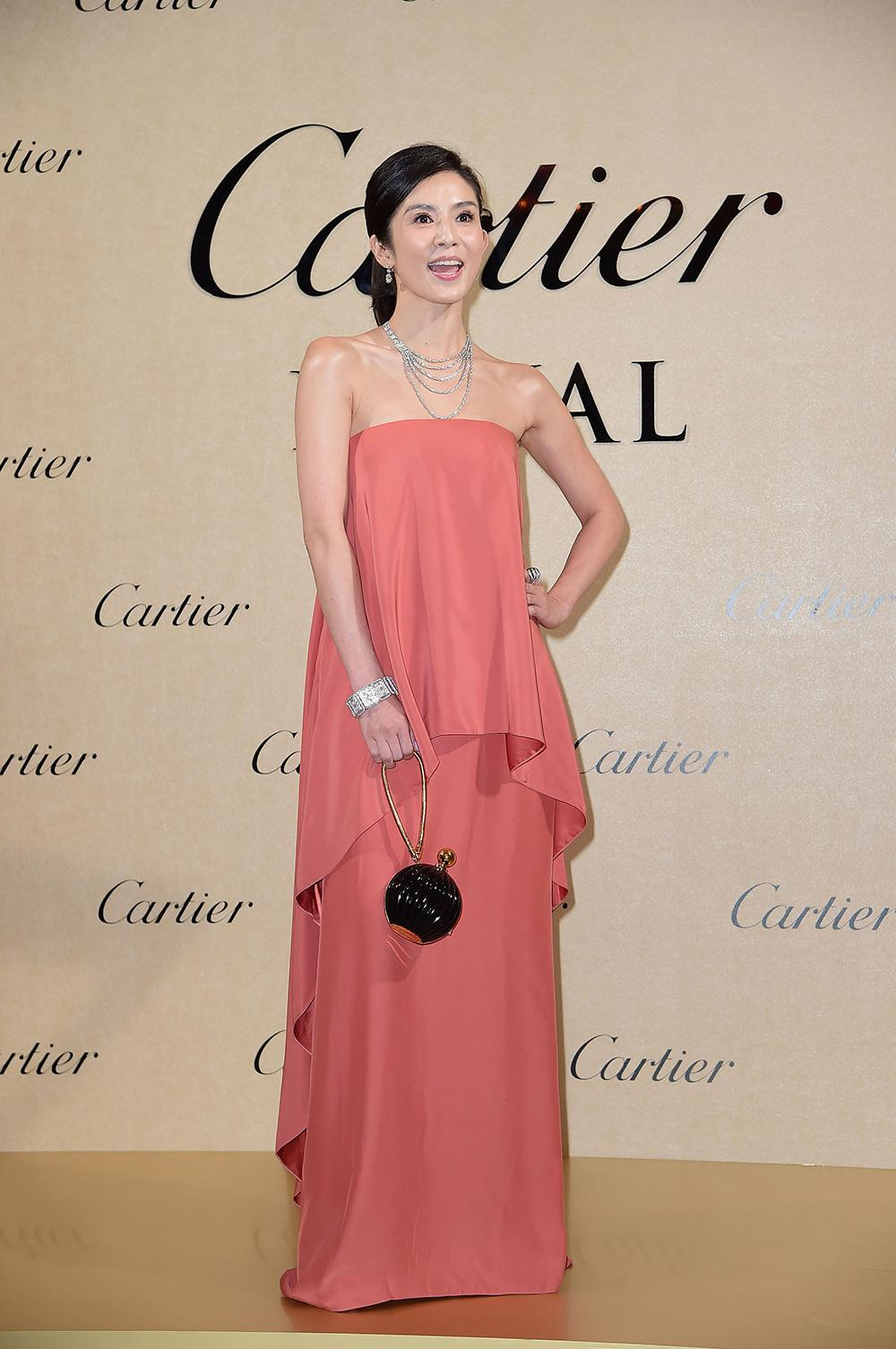 46岁的杨采妮气质优雅,穿一袭连衣裙搭配大波浪卷发,女人味十足 46岁的杨采妮气质优雅,穿一袭连衣裙搭配大波浪卷发,女人味十足