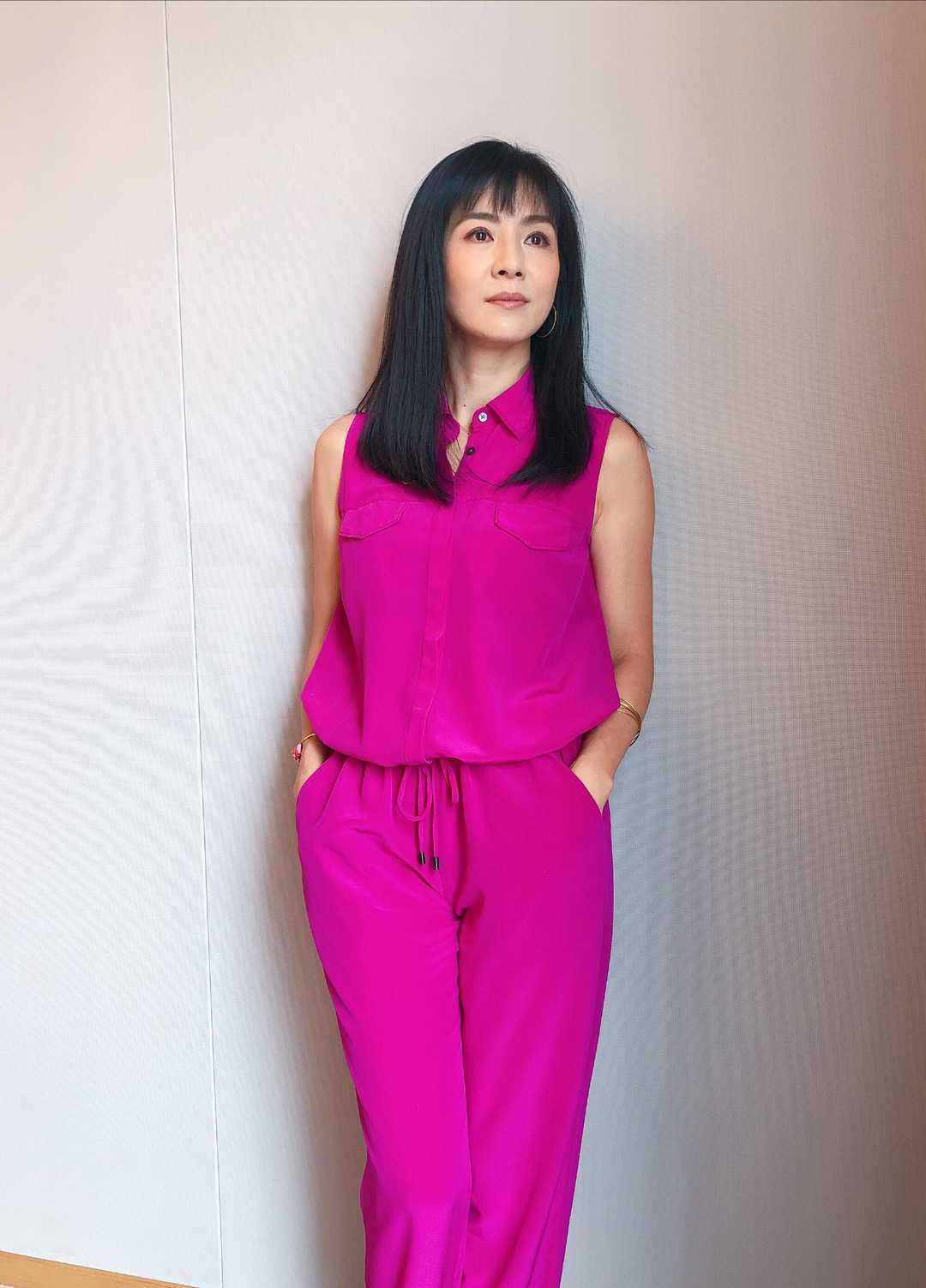 46岁的杨采妮气质优雅,穿一袭连衣裙搭配大波浪卷发,女人味十足 46岁的杨采妮气质优雅,穿一袭连衣裙搭配大波浪卷发,女人味十足