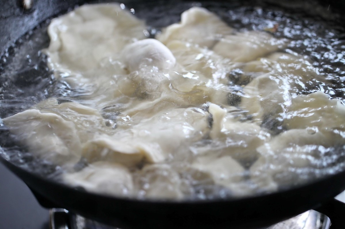 这才是煮饺子的正确方法,牢记这4点,保证饺子不粘锅不破皮