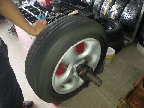 更换四条轮胎时，为什么4S店总让我们做四轮定位？