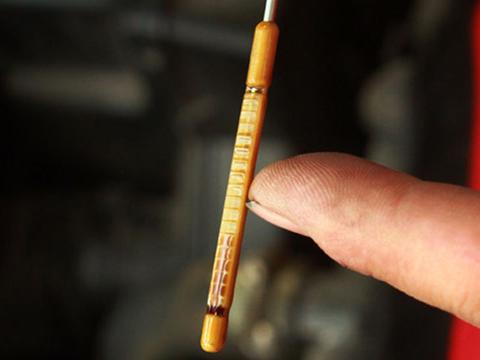 有多少人会自己检查机油？打开机盖除了检查机油还应该检查什么？