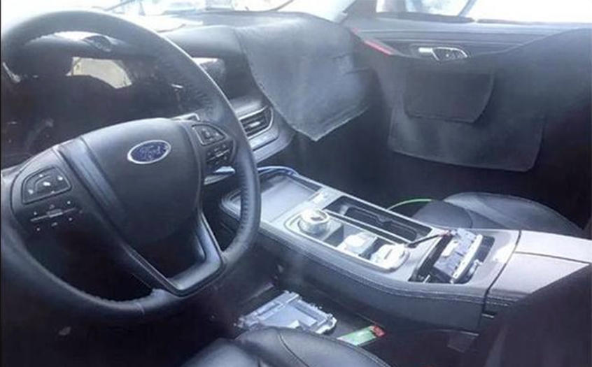 配图为江铃福特EQUATOR内饰谍照