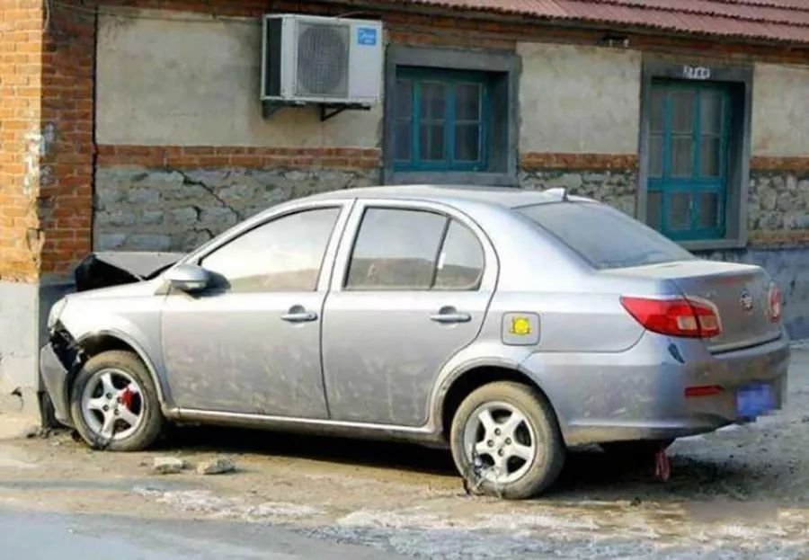 车辆失控，撞墙和撞树哪个能保命？