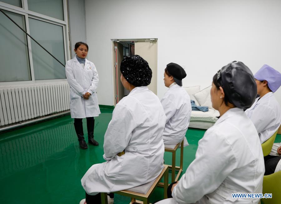 Xu Meijia (1st L), head of Minning Hemei e-commerce poverty alleviation workshop, holds a meeting with members of a livestreaming team at the workshop at Yuanlong Village in Minning Township in Yinchuan, northwest China's Ningxia Hui Autonomous Region, Nov. 11, 2020. Xihaigu, one of China's most impoverished areas located in Ningxia, saw its last impoverished county removed from the national poverty list on Nov. 16, 2020. Over 60,000 farmers in Xihaigu have been relocated to Minning Township, which has converted from a town in Gobi desert to a modernized ecological relocation demonstration town over the past two decades via a series of cooperation between Ningxia and southeast China's Fujian Province. The victory is regarded as another landmark in China's campaign to eradicate absolute poverty, during which 