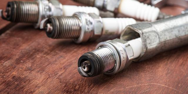 汽车火花塞多少公里更换，老司机说出现这3种情况就要更换了