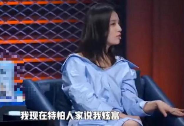 尴尬！31岁女星被扒穿假货，经历像王子文？王菲也被误认穿高仿