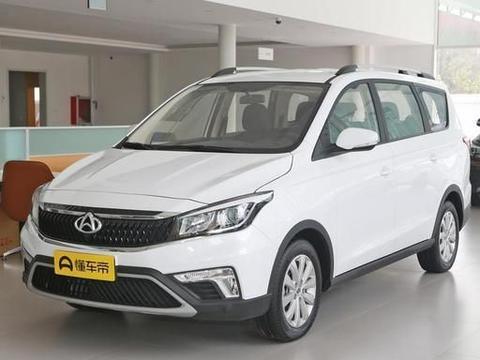 保护雨刮用正确方法去除挡风玻璃上的雪