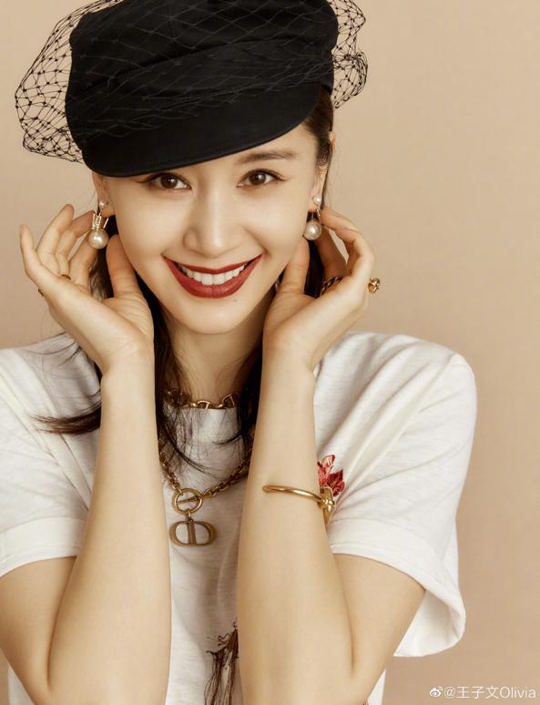 尴尬！31岁女星被扒穿假货，经历像王子文？王菲也被误认穿高仿