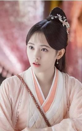 随着《芸汐传》的播出,鞠婧祎在影视界崭露头角,在剧中饰演开朗俏皮