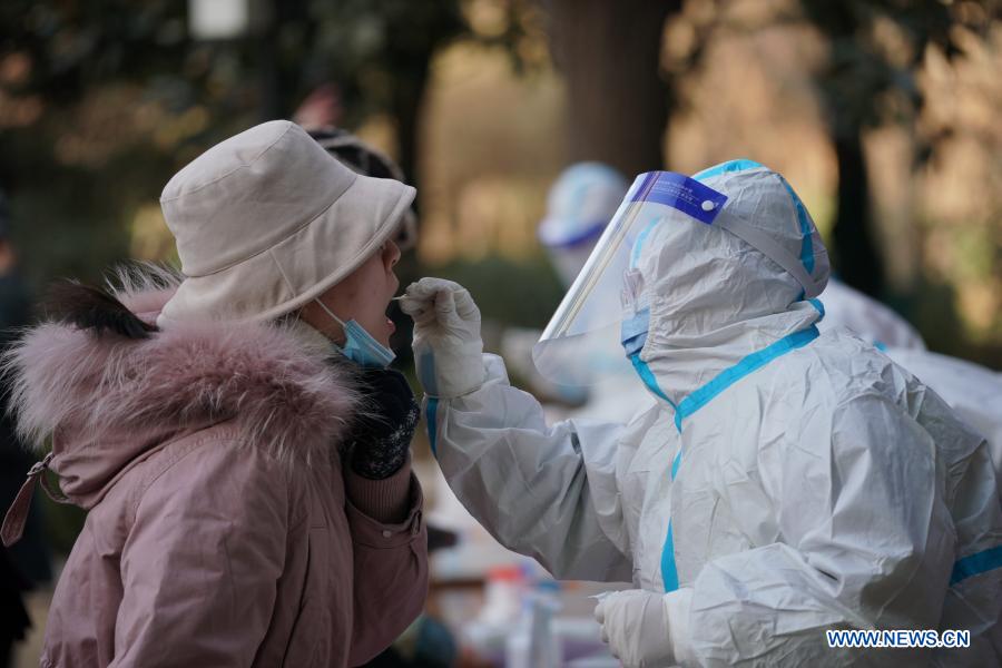 A medical worker collects a swab sample from a resident at a community in Qiaoxi District of Shijiazhuang, capital of north China's Hebei Province, Jan. 6, 2021. Shijiazhuang started to conduct citywide nucleic acid tests covering all citizens on Wednesday. (Xinhua/Mu Yu)