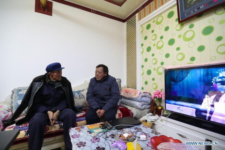 Ren Zhangtai (R) visits a villager in Yuanjiaping Village of Hanjiaji Town in Huining County, northwest China's Gansu Province, Jan. 5, 2021. Yuanjiaping Village, with 2,331 villagers of 538 households, was once an impoverished village with a poverty rate of 73.18 percent. Ren Zhangtai, 54, has been the secretary of Communist Party of China (CPC) branch of Yuanjiaping Village for 15 years. With Ren's consistent efforts and the support of poverty alleviation policies, the village has developed multiple industries led by vegetable cultivation. In 2018, the village shook off poverty. In 2020, Ren was awarded the provincial model worker title. (Xinhua/Ma Xiping)