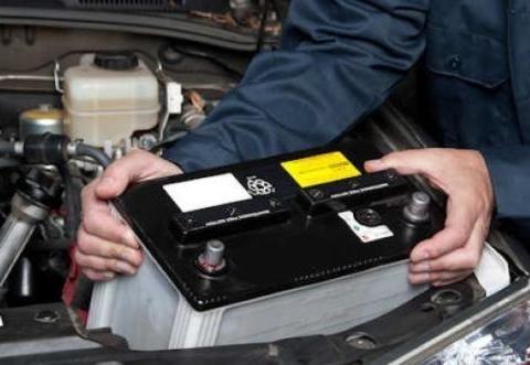 汽车电瓶多久换一次最合适？检查电瓶是否要更换的方法超级简单