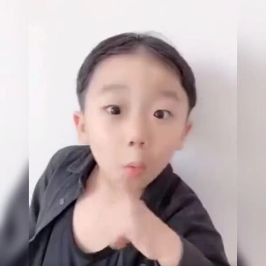 小男孩梳中分发型，看起来像极了小大人，网友：能教我梳中分吗？