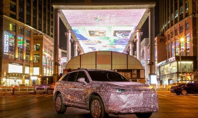 WEY品牌全新旗舰SUV亮相街头!高端玩家惊艳时尚地标