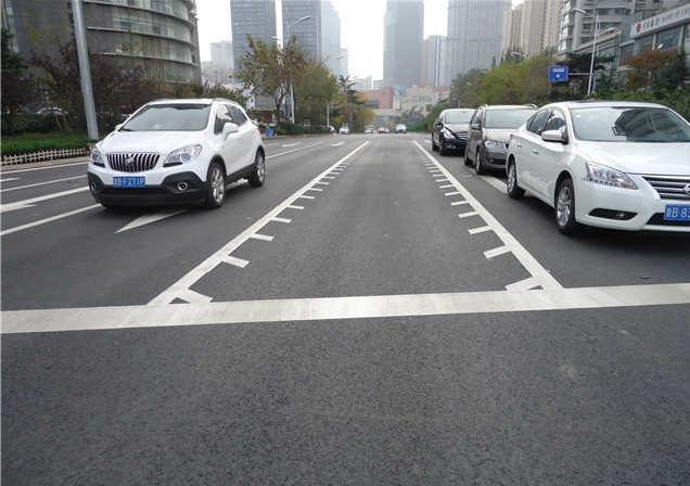 提示：遇到这种“带锯齿”的车道别乱开，走错一天就扣12分
