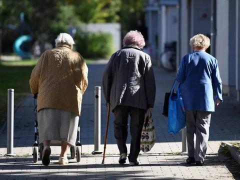 好消息传来！2021年养老金迎来17连涨，上调比例3%还是5%？