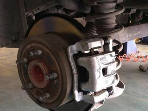 4S店做保养虽贵,但也有4个免费项目,不知道你就吃亏了!