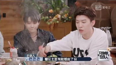 剧方现在也在暗戳戳的预热,范丞丞这个时候选择炒cp也不是什么明智之