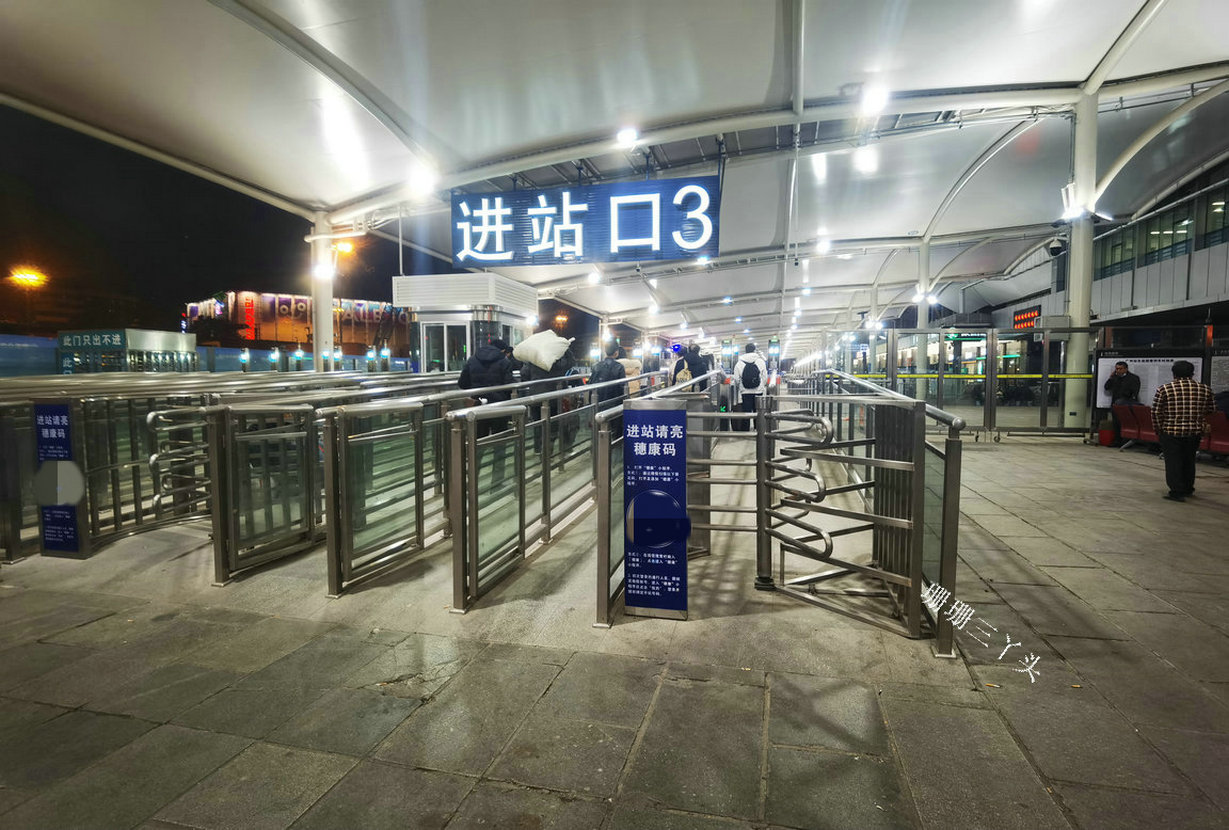 实拍冬天的广州火车站,寒冷夜晚人流少,大家准备不返乡过春节