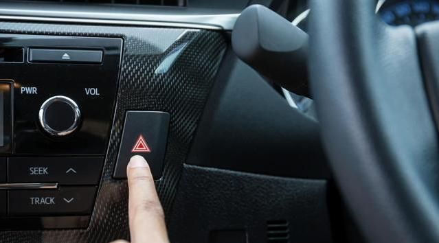 为什么有些车发生碰撞后雨刷会动,双闪也亮了?