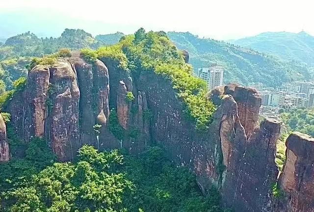 你们知道在韶关坪石有一个如丹霞山地貌的金鸡岭吗?