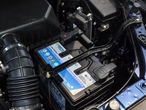 男子买车后舍不得开,亲戚来了揭开车罩想炫耀,亲戚：这还能开吗