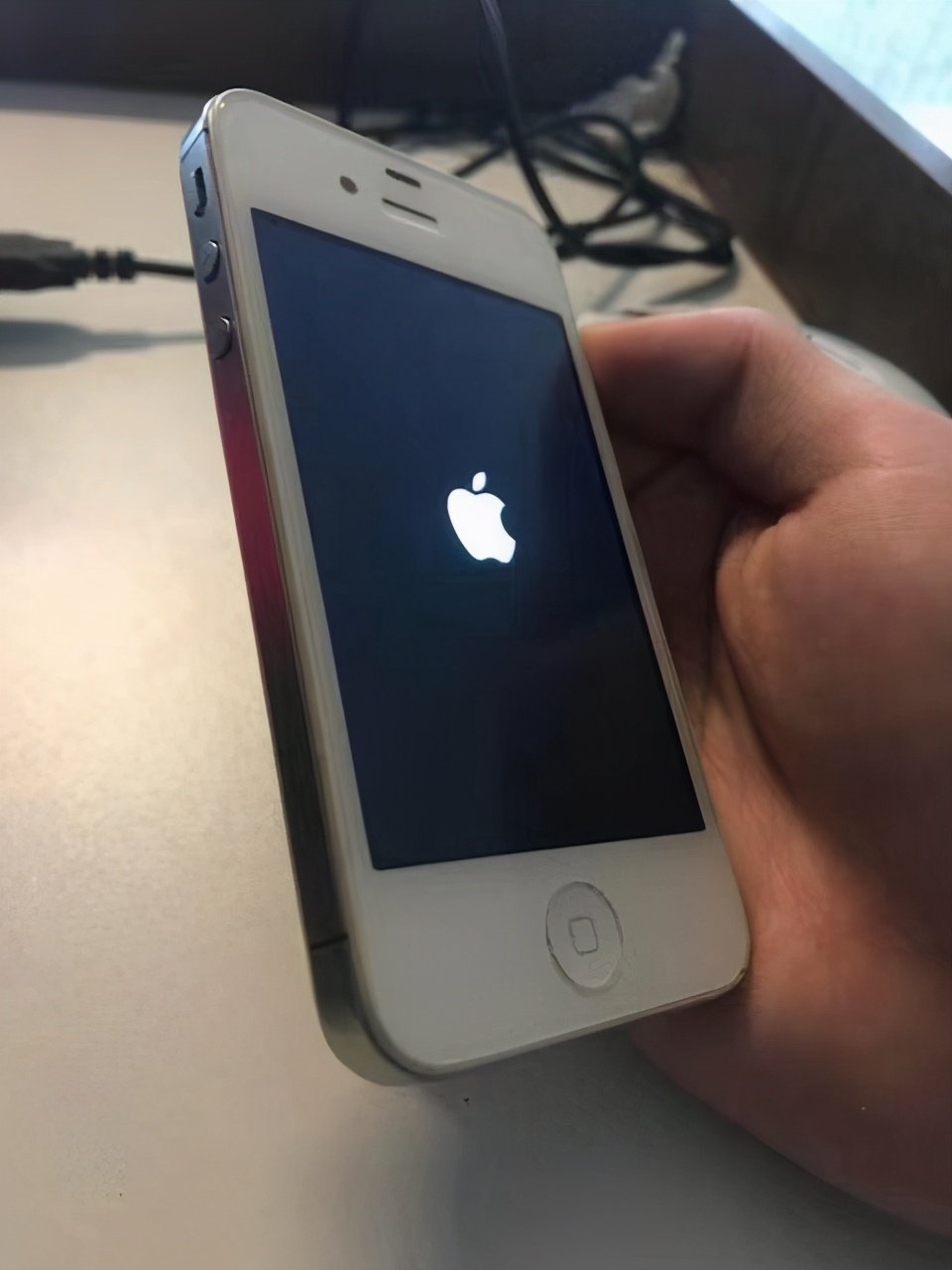 iphone 4手机,iphone手机 如今手机屏幕普遍都6英寸以上,但回过头来再使用iphone4,发现3.