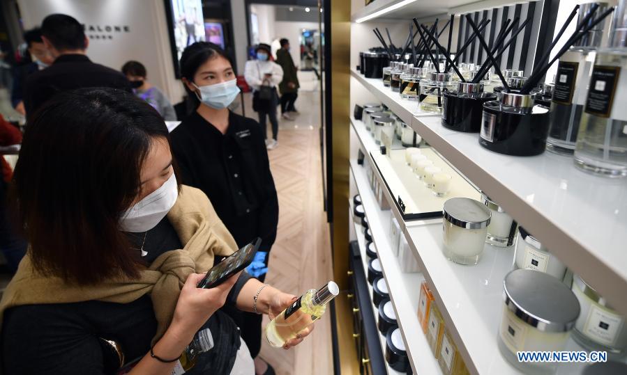 A customer selects perfume products at a duty-free shop in Haikou, capital of south China's Hainan Province Jan. 7, 2021. Offshore duty-free shops in China's island province of Hainan have raked in more than 32 billion yuan (about 4.9 billion U.S. dollars) in sales in 2020. (Xinhua/Guo Cheng)